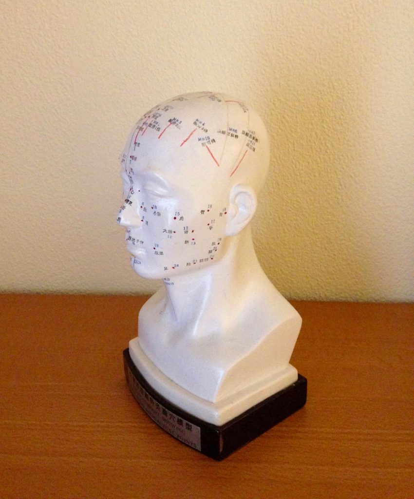 Akupunktur: Foto Skulptur Kopf mit sichtbaren Akupunkturpunkten